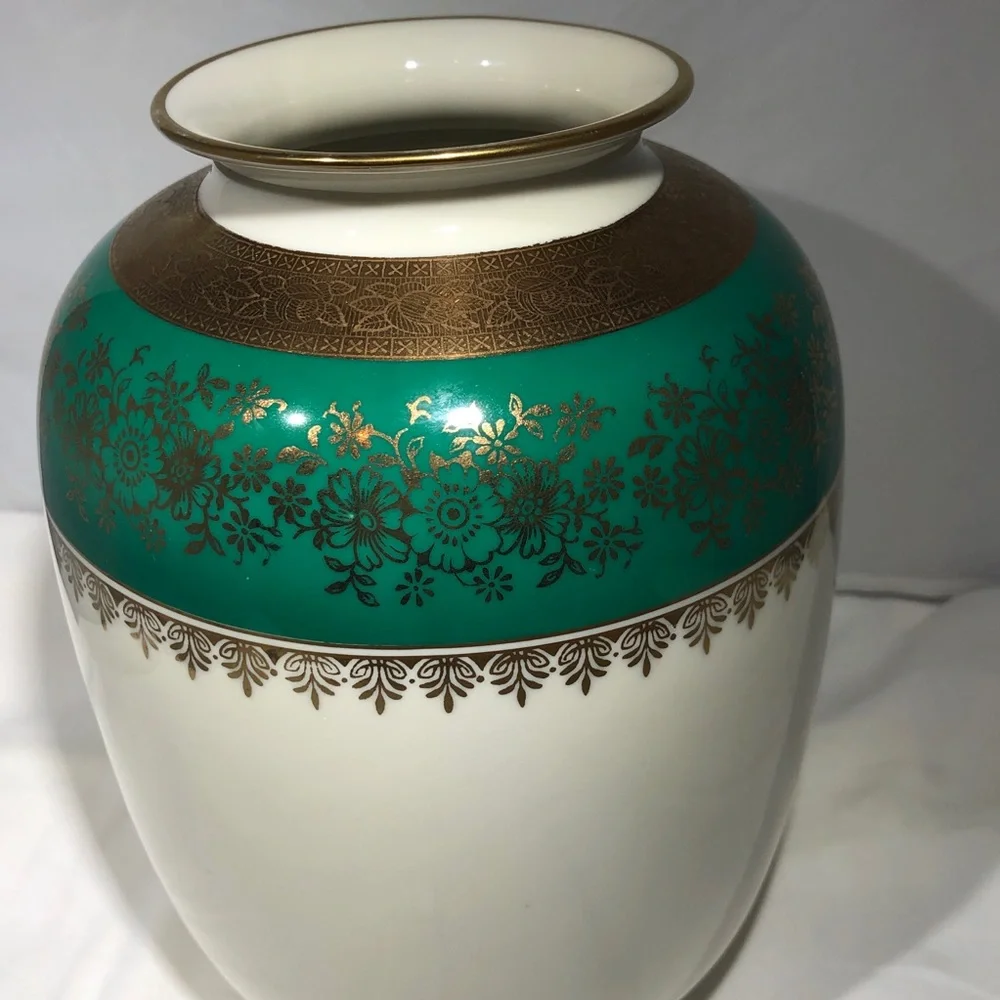 VINTAGE ESCHEBACH OF GERMANY 1945 WHITE, GREEN & GOLD PORCELAIN VASE